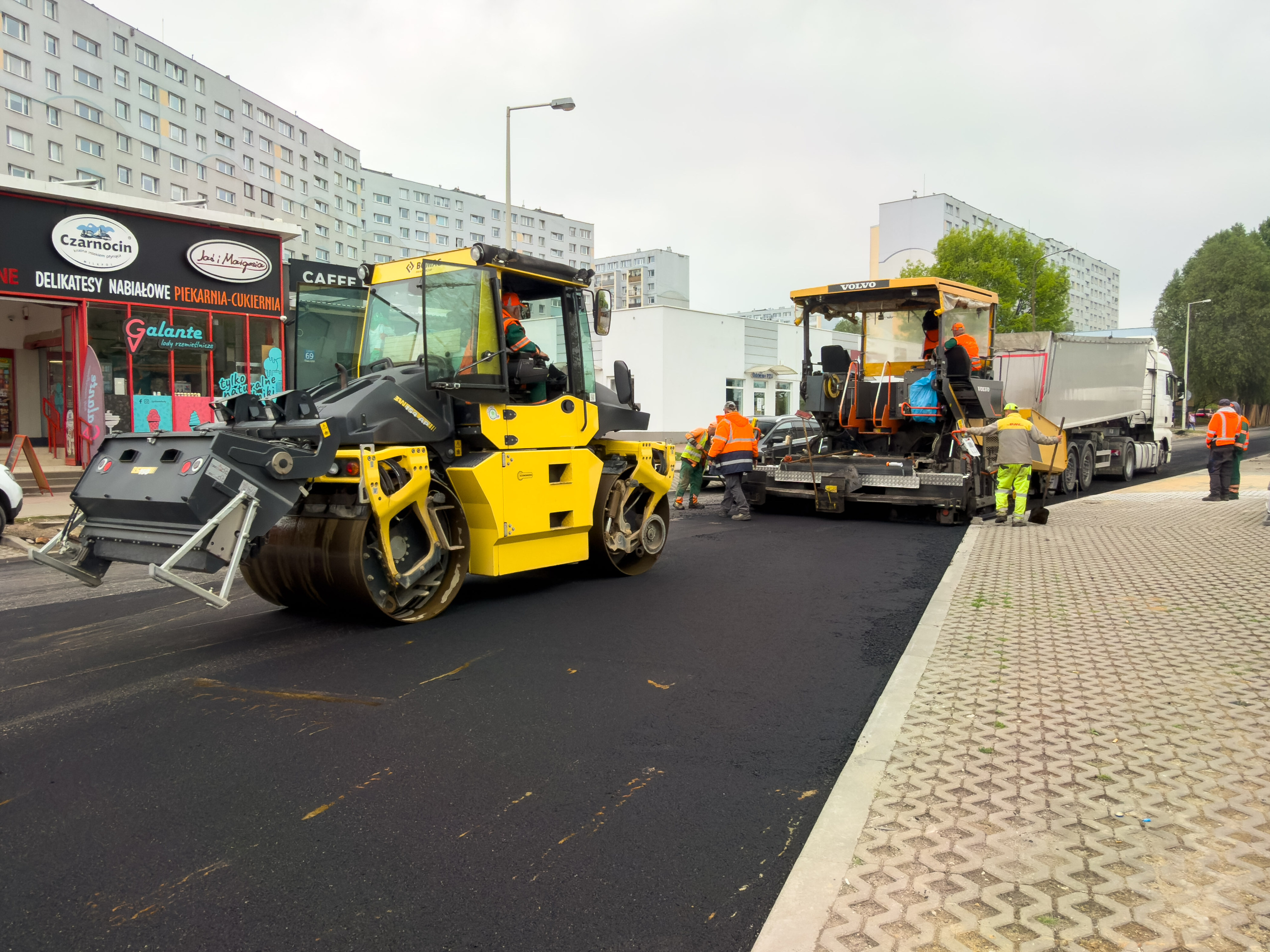 Blisko 300 miejsc parkingowych na Widzewie. Remont ważnej ulicy ma zakończyć się jeszcze w maju