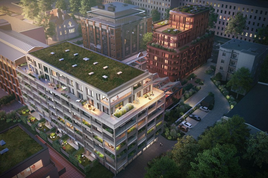 "Rewitalizacja zabytkowej hali w Łodzi z 1911 roku – nowa energia dla centrum miasta. Fotografia przedstawia imponującą architekturę hali, której odnowione elewacje podkreślają historyczny charakter budynku, zapowiadając nowe możliwości dla lokalnej społeczności."