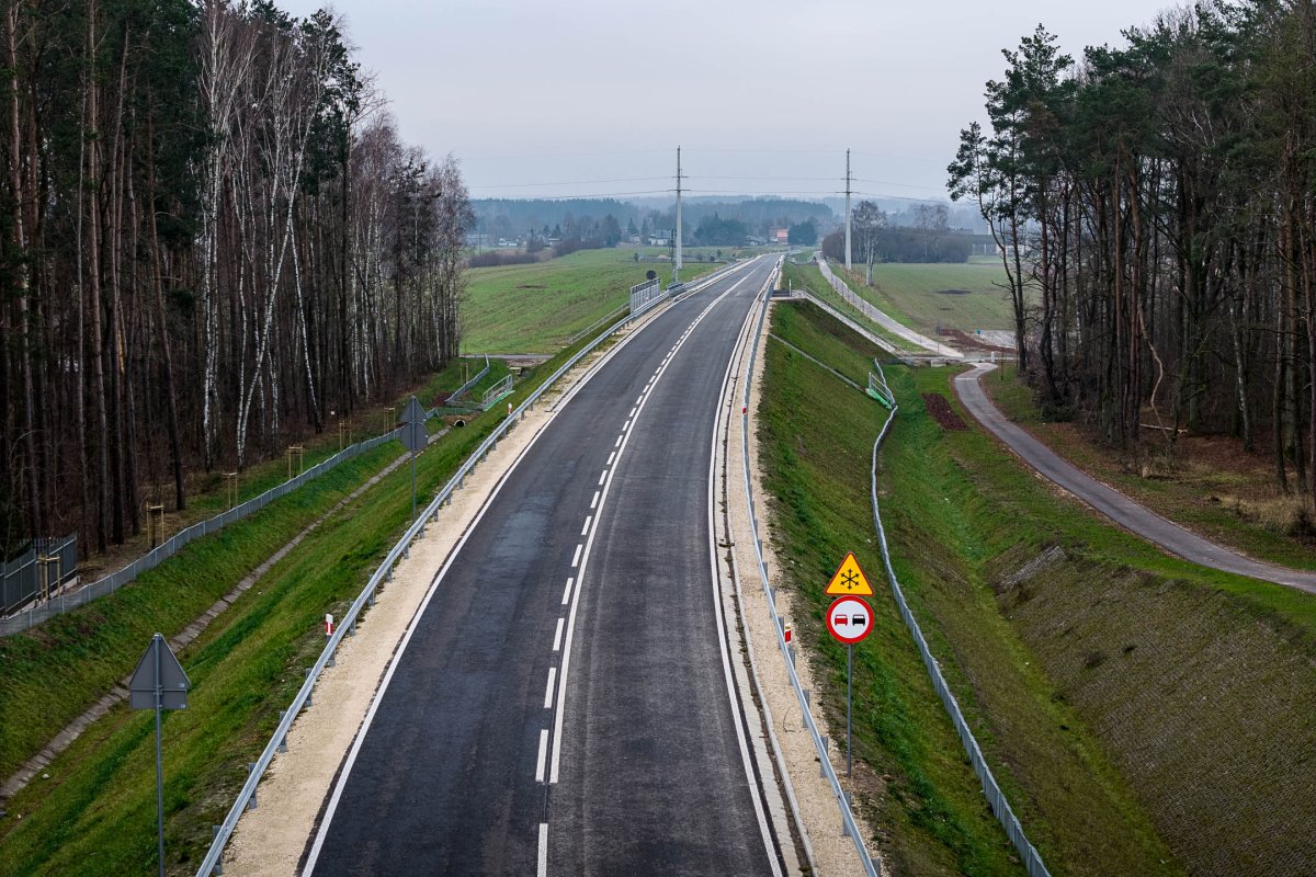 "Otwarcie wschodniej obwodnicy Bełchatowa - nowa, 8-kilometrowa trasa, która zmienia układ komunikacyjny miasta, ułatwiając ruch tranzytowy i poprawiając komfort życia mieszkańców."