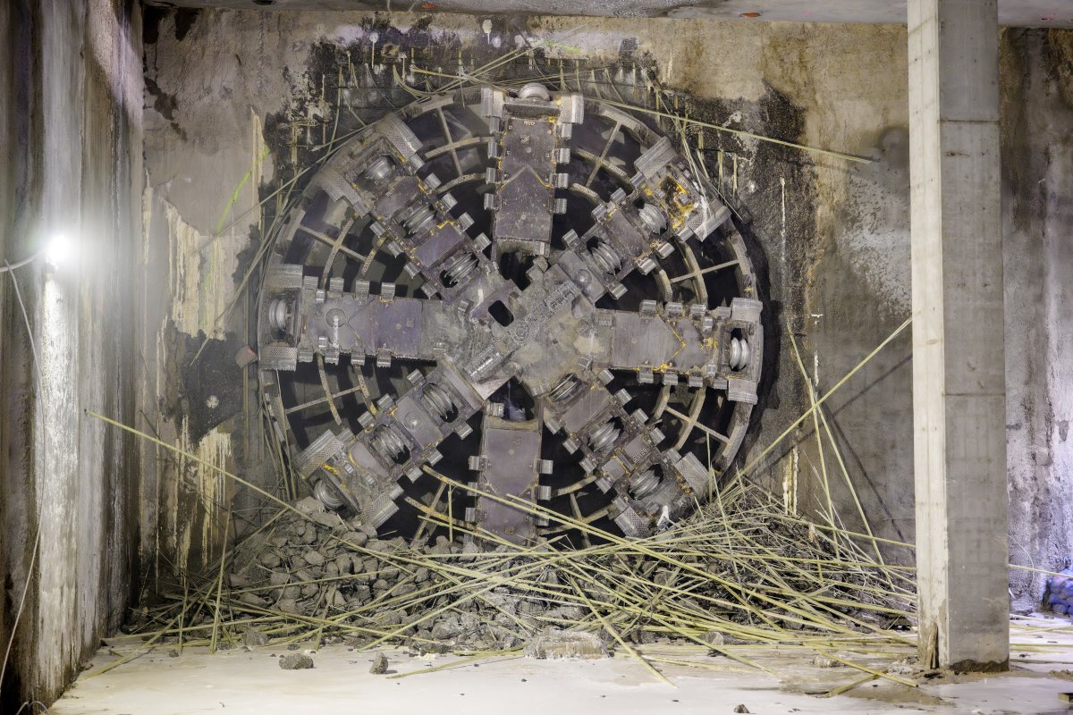 "Zdjęcie przedstawiające tunel pod Łodzią, kluczową inwestycję infrastrukturalną w Polsce. Turecka firma Gülermak ogłasza plany dokończenia tego projektu, co może oznaczać nowe otwarcie dla całej inwestycji. W tle widoczne są maszyny budowlane oraz elementy infrastruktury, symbolizujące nadzieje na rozwiązanie problemów związanych z budową."