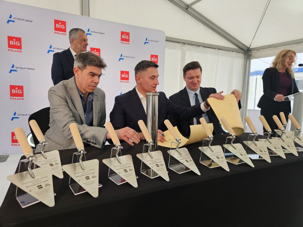 "Zbliżenie na park handlowy BIG Konstantynów, nowy kompaktowy gigant na pograniczu Łodzi i Konstantynowa Łódzkiego. Obiekt o powierzchni około 21 tys. m², który zrewolucjonizuje lokalny rynek handlowy, widoczny na zdjęciu."