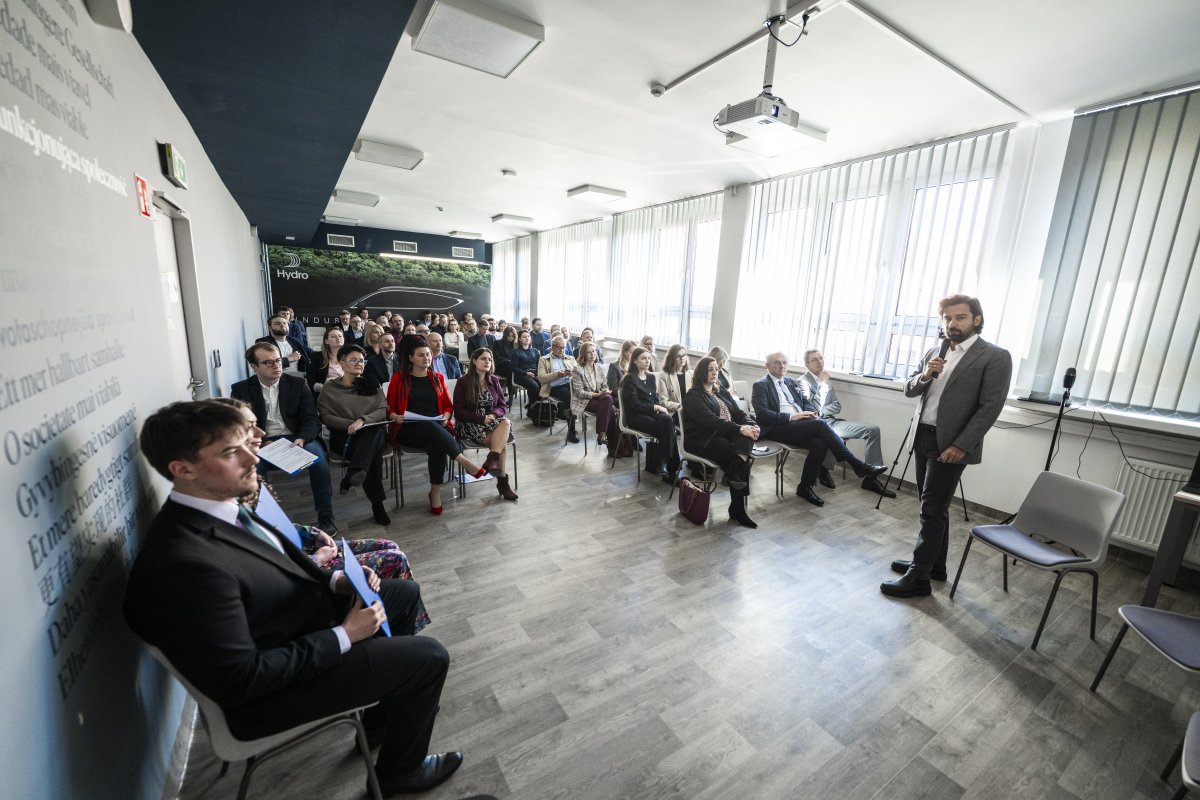 "Panorama Łodzi z nowoczesną infrastrukturą kolejową, symbolizująca równowagę między stabilnym przemysłem a dynamiczną transformacją aglomeracji, w kontekście artykułu o szybkiej kolei i jej wpływie na rozwój miasta."