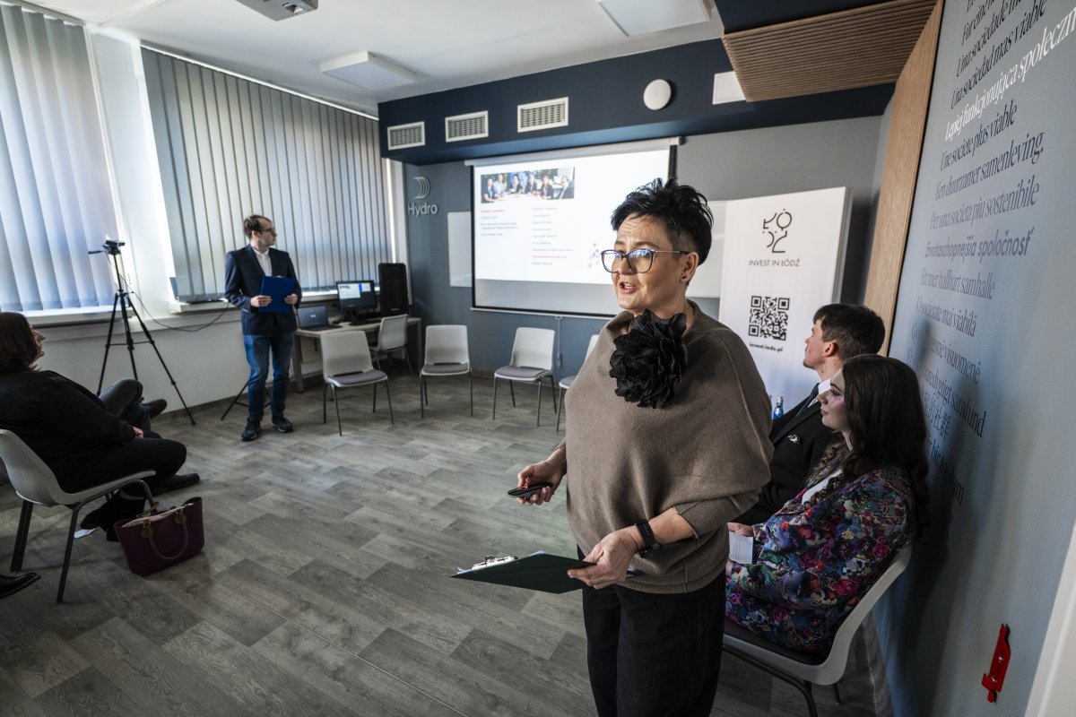 "Łódź przed rewolucją: wizualizacja szybkiej kolei w aglomeracji, reprezentująca stabilny przemysł, silne zaplecze logistyczne i dynamiczny rynek pracy, który czeka na transformację."