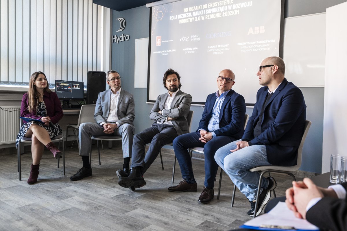 "Zdjęcie przedstawia panoramę Łodzi, ukazując dynamiczny rozwój miasta przed rewolucją. W tle widoczne są nowoczesne budynki oraz elementy infrastruktury, w tym szybka kolej, symbolizująca wolną transformację aglomeracji. Miejsce to odzwierciedla równowagę między stabilnym przemysłem a możliwościami rozwoju, z doświadczeniem przedsiębiorców i licznymi miejscami pracy."