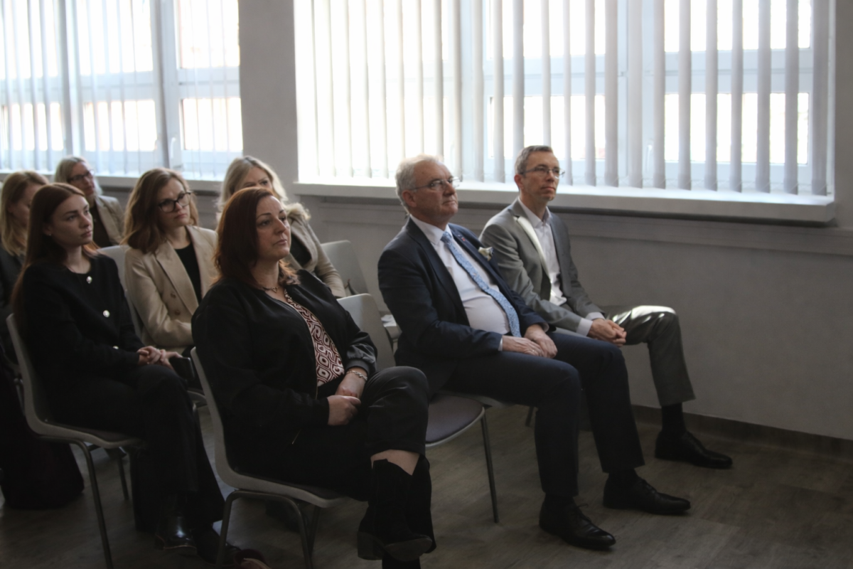 "Zabytkowy krajobraz Łodzi, przedstawiający dynamiczny rozwój miasta przed rewolucją, z pociągiem szybkiej kolei symbolizującym nowoczesność i transformację gospodarczą. W tle widoczne przemysłowe budynki, które ilustrują stabilny rozwój regionu oraz jego potencjał jako centrum logistycznego i przemysłowego."