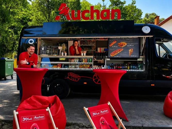 Gigant hipermarketów wyjeżdża do klientów. Auchan stawia na food trucki. Łódź na szlaku zmian.