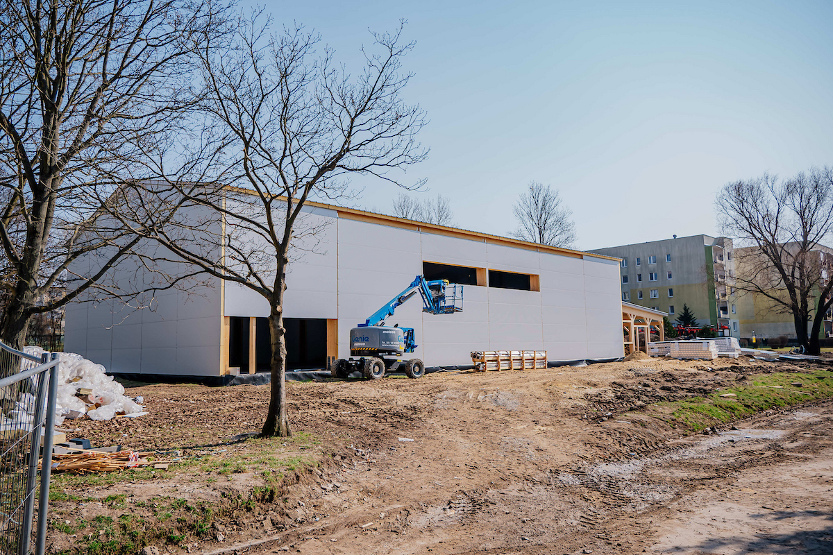 Hale przy szkołach w Łodzi na finiszu