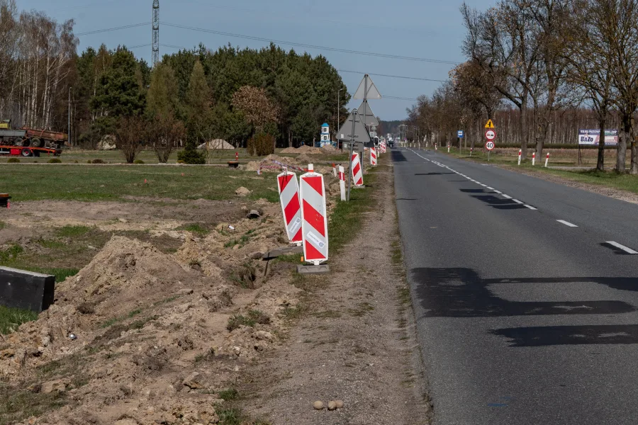 Na DW 704 między Wrzeczkiem a Łyszkowicami trwa budowa drogi pieszo-rowerowej