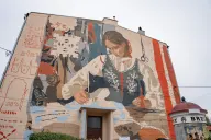 Historia Brzezin ożywa na muralu. Wystarczy smartfon, by odkryć przeszłość miasta krawców
