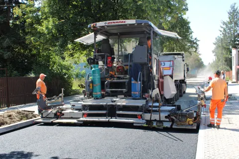 Drogowe lato w Łodzi. Do końca wakacji zakończy się 41 remontów, a 43 gruntowe ulice zyskają asfalt