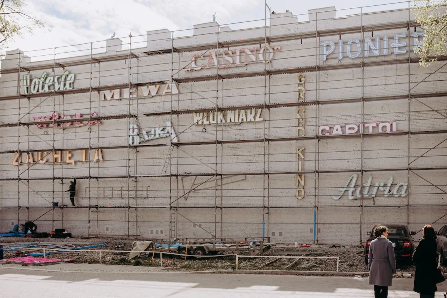 Łódzka galeria neonów rośnie. Trwa montaż pierwszych instalacji przy Pasażu Thatcher