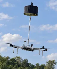 Studenci Politechniki Łódzkiej stworzyli „wielkie ucho” do wykrywania dronów. Technologią interesuje się wojsko