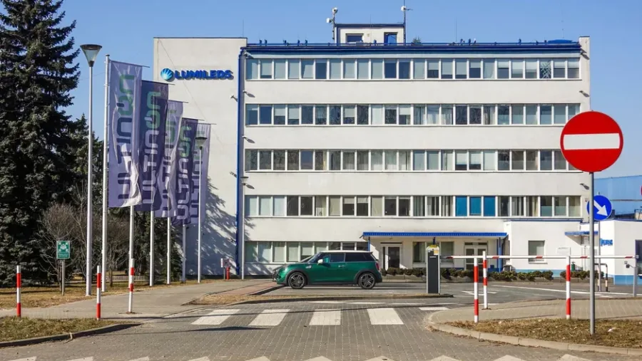 Dramat pracowników pabianickiej „Żarówki”. Ponad 400 osób traci pracę, część od miesięcy bez wynagrodzenia. PUP organizuje specjalne targi