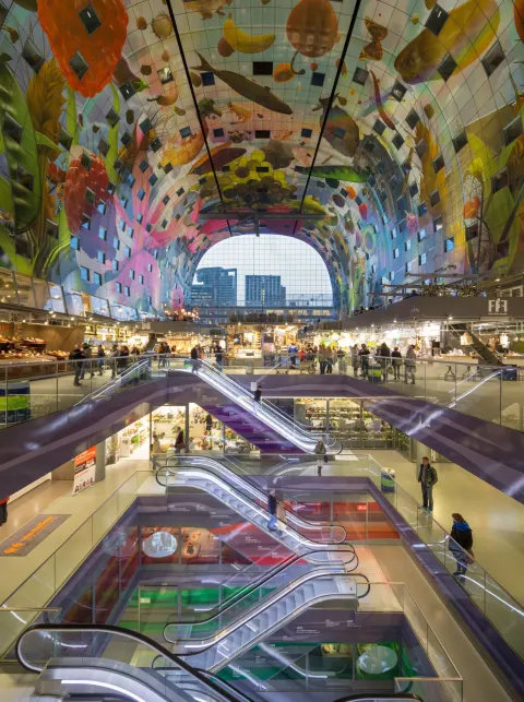 8 milionów odwiedzających rocznie. Markthal w Rotterdamie – miastotwórczy projekt po dekadzie