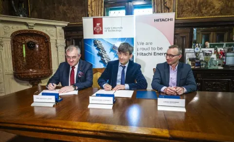 Hitachi Energy i Politechnika Łódzka zacieśniają współpracę. W tle inwestycja za 62 mln zł i energetyka przyszłości
