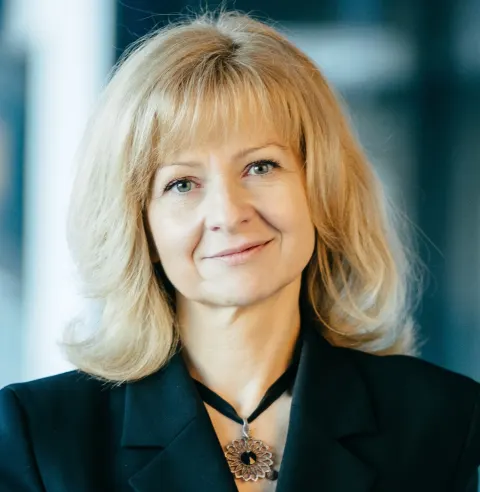 AI już nie jest takie sexy? Firmy zaczynają ponownie zatrudniać pracowników - Druga część rozmowy z dr Dominiką Kaczorowską-Spychalską o sztucznej inteligencji, rynku pracy i firmach po pierwszej fali automatyzacji.