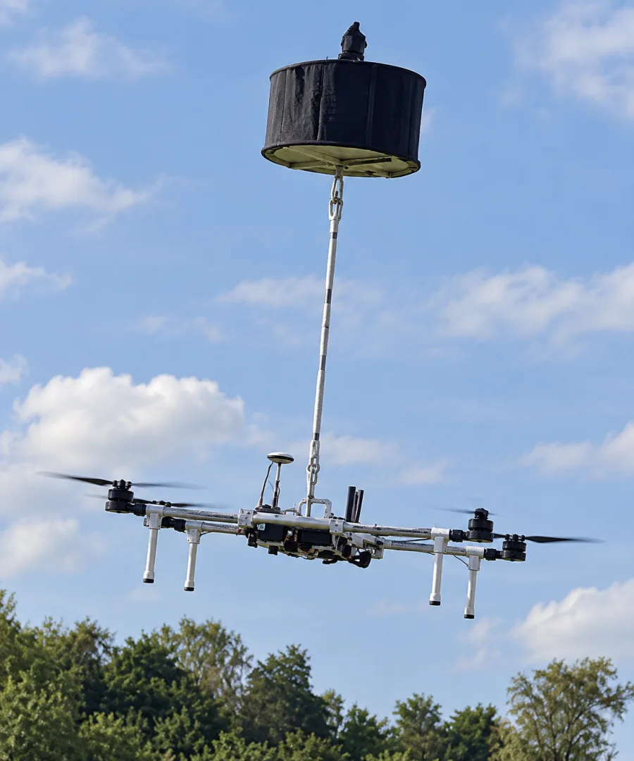 Studenci Politechniki Łódzkiej stworzyli „wielkie ucho” do wykrywania dronów. Technologią interesuje się wojsko