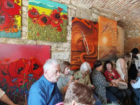 Color Art Poland z regionu łódzkiego w Lanckoronie. „Stylowy miszmasz” połączył malarstwo, modę i świętojańską energię