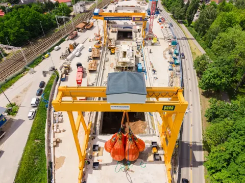 Gigantyczna suwnica przeszła test na budowie tunelu KDP w Łodzi. Na haku zawisło 500 ton