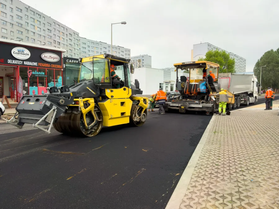 Blisko 300 miejsc parkingowych na Widzewie. Remont ważnej ulicy ma zakończyć się jeszcze w maju