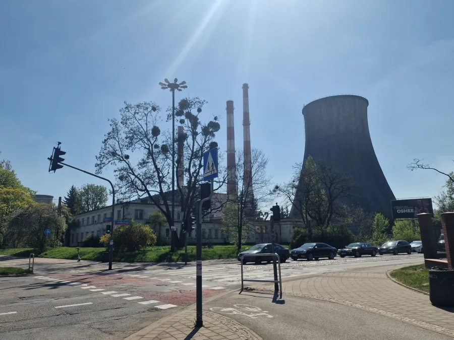 Trzy gigantyczne kominy EC-2 znikną z panoramy Łodzi. We wtorek wielkie wyburzanie