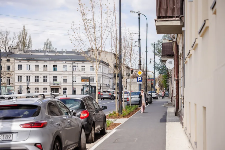 Finał remontu ulicy Żeromskiego. Chodniki bez aut, uporządkowane parkowanie i więcej zieleni. A tak robi to Europa