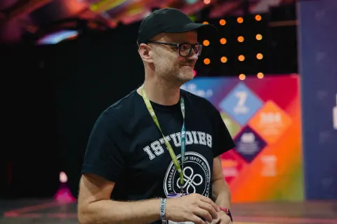 „Pokazujemy studentom, że każdy może nauczyć się programować” — Emilian Pałuszkiewicz z iSpot o współpracy z Politechniką Łódzką
