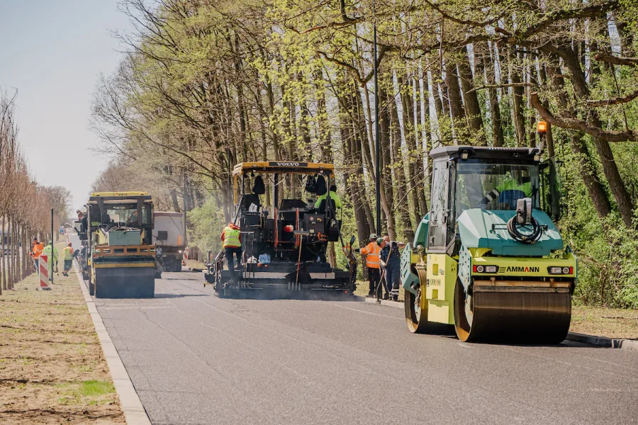 Asfalt na finiszu. Szczecińska w Łodzi przejezdna jeszcze przed wakacjami