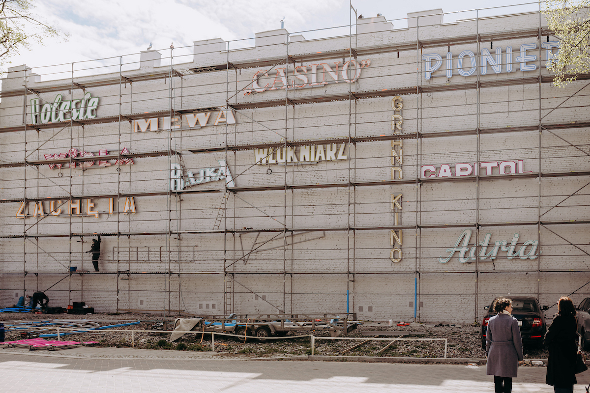Łódzka galeria neonów rośnie. Trwa montaż pierwszych instalacji przy Pasażu Thatcher