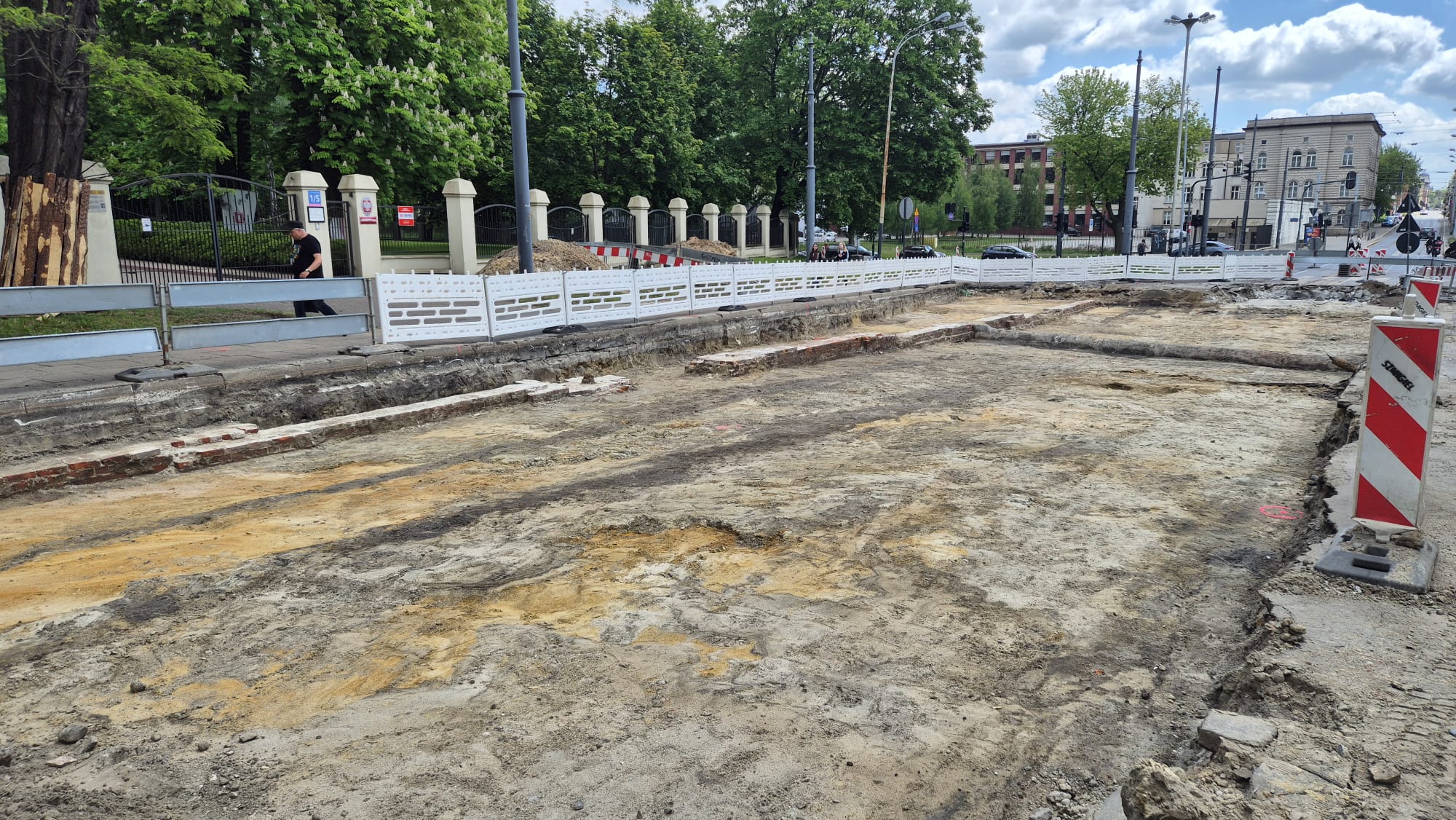 Pod Franciszkańską odsłoniły się ślady dawnej Łodzi. Drogowcy trafili na fundamenty i fragment muru