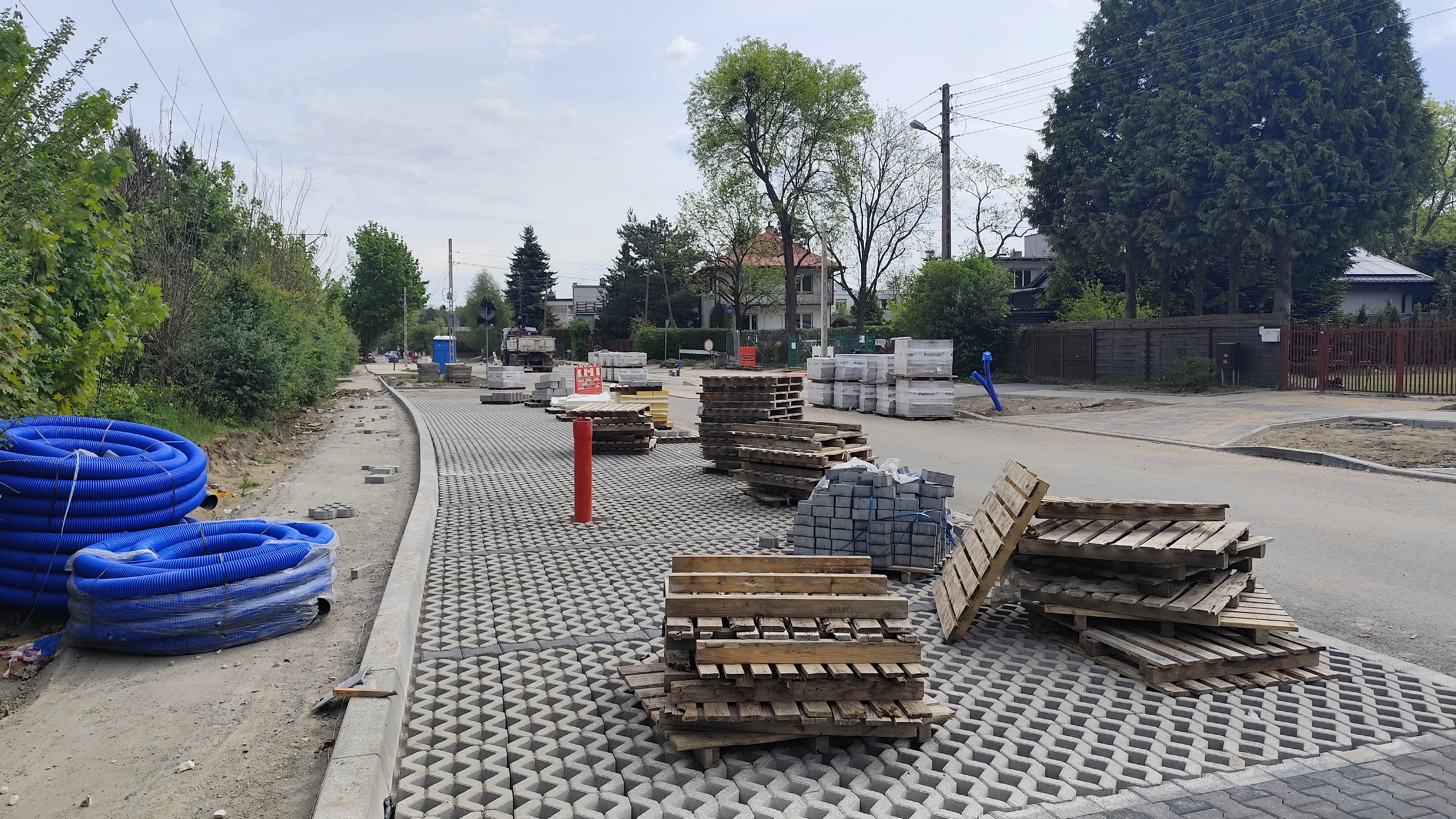 Remont ul. Biegunowej. Nowy asfalt, chodniki i parking przy lesie na Brusie