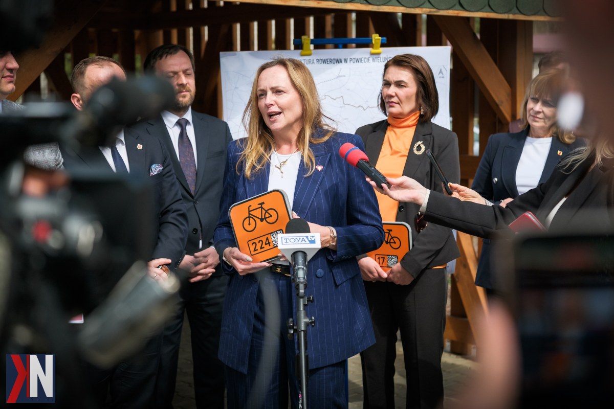 "Rowerowa rewolucja w Łódzkiem: Zdjęcie przedstawia sceniczną trasę rowerową w regionie, ilustrującą nową politykę mobilności, która zmienia sposób poruszania się po Łódzkiem. Na pierwszym planie rowerzyści korzystający z bezpiecznych dróg, w tle malownicze krajobrazy, symbolizujące rozwój infrastruktury rowerowej i przyjęcie 'Strategii Rowerowej Województwa Łódzkiego'."