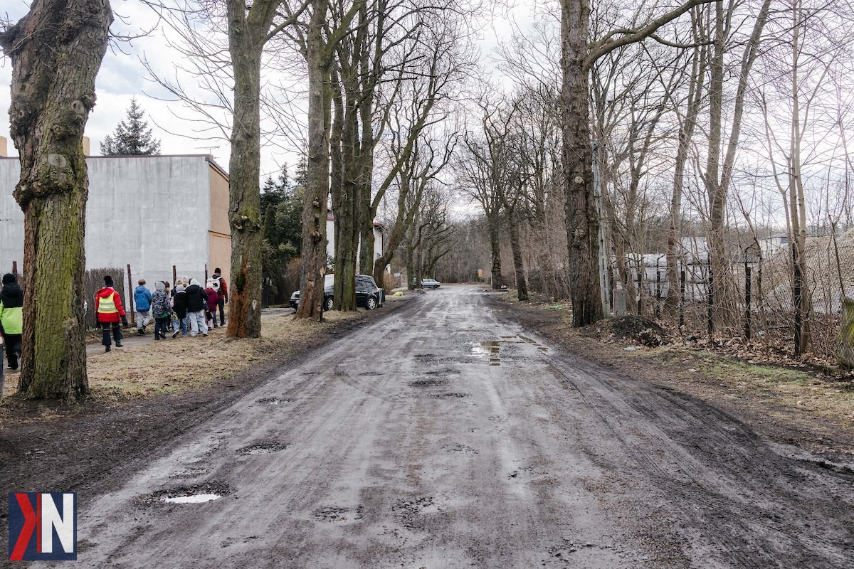 Alternatywny tekst dla zdjęcia: "Drogowcy na ul. Dąbrow w Łodzi - prace remontowe oraz nowe ścieżki rowerowe, które zmodernizują infrastrukturę miejską na wiosnę."