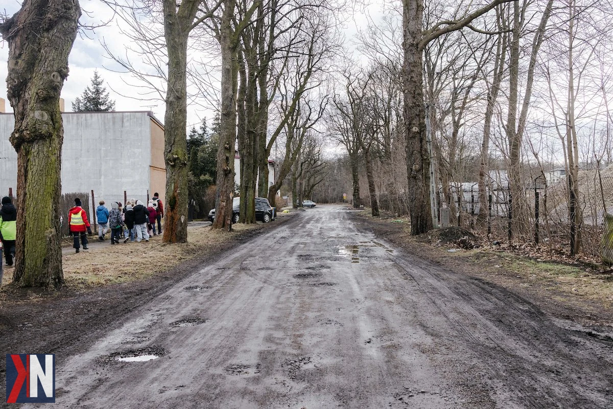 Alternatywny tekst dla zdjęcia: "Drogowcy na ul. Dąbrow w Łodzi - prace remontowe oraz nowe ścieżki rowerowe, które zmodernizują infrastrukturę miejską na wiosnę."