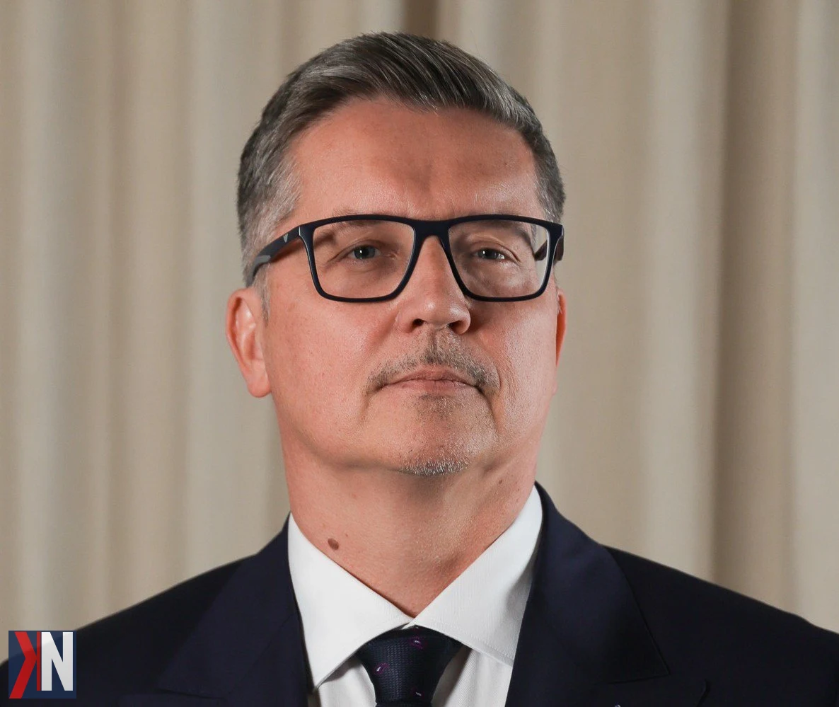Piotr Borys, nowy prezes Centralnego Portu Komunikacyjnego, podczas konferencji ogłaszającej rozpoczęcie wielkich inwestycji infrastrukturalnych w Polsce. Z doświadczeniem w zarządzaniu inwestycjami kolejowymi, podejmuje się roli lidera w realizacji kluczowych projektów budowlanych w CPK.