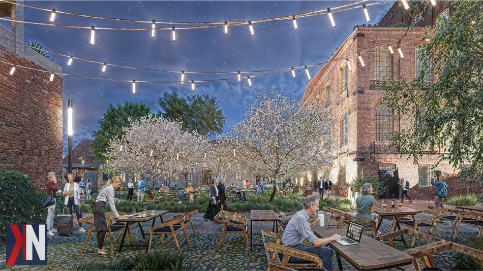 "Zdjęcie przedstawia wizualizację nowoczesnego kompleksu mieszkaniowego, który powstanie przy ulicy Przędzalnianej 71 w Łodzi w ramach inwestycji OKAM. Projekt ma na celu rewitalizację dzielnicy Księży Młyn, wprowadzając nowoczesne rozwiązania architektoniczne oraz przestrzenie dla mieszkańców."