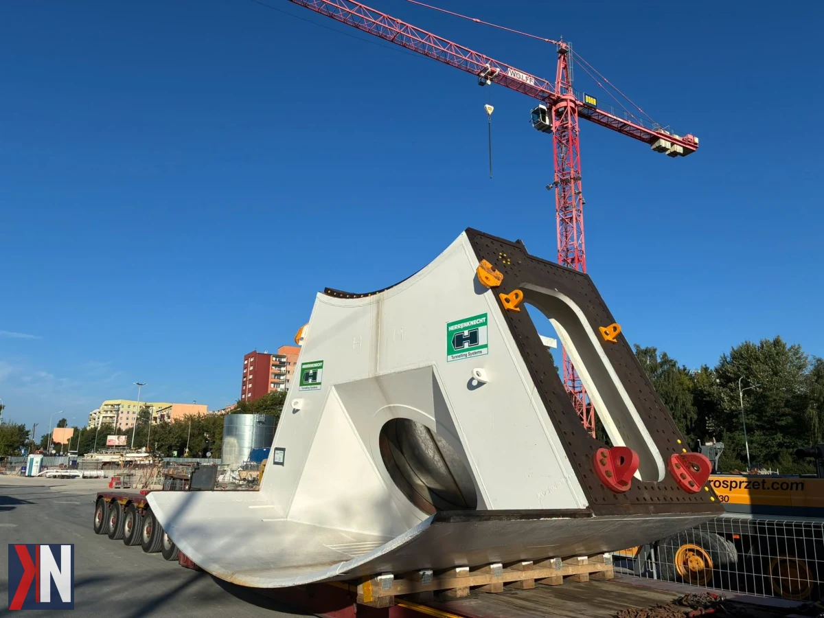 Gigantyczna maszyna TBM w Łodzi - na placu budowy tunelu Kolei Dużych Prędkości trwają przygotowania do montażu głowicy skrawającej. Wiosną 2024 roku maszyna rozpocznie swoją podziemną podróż, łącząc kluczowe lokalizacje w mieście.