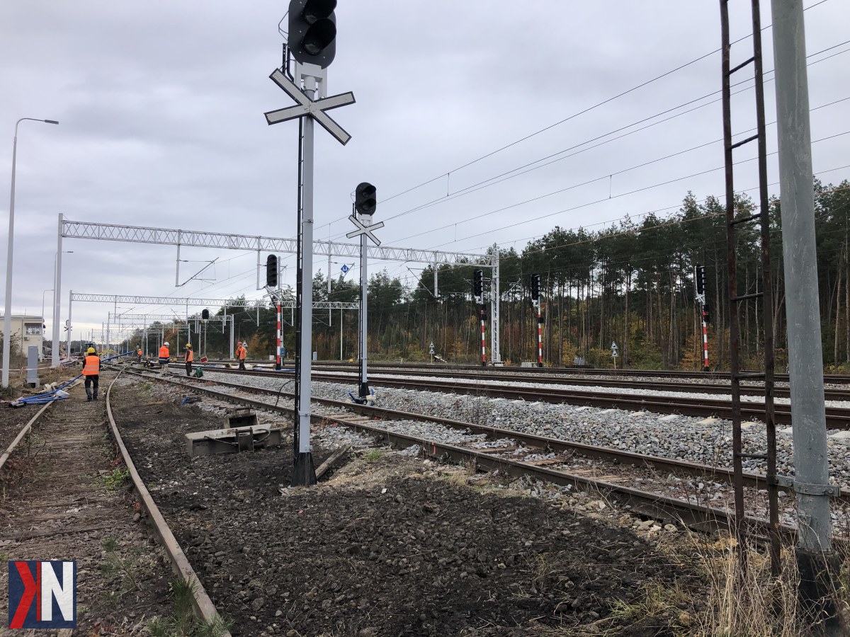 "System Delta X opracowany przez Grupę Olikol z Koluszek - innowacyjne zasilanie gwarantowane dla infrastruktury kolejowej, mające na celu ochronę przed awariami zasilania i zapewnienie ciągłej pracy urządzeń sterowania."