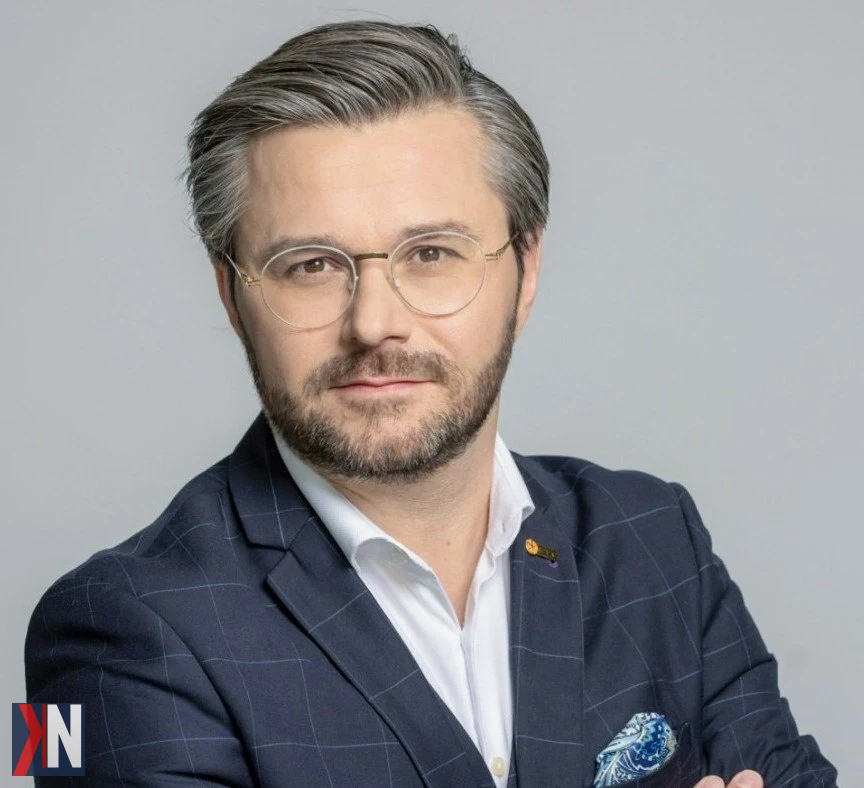 Zdjęcie przedstawia Michała Stysia, CEO OPG Property Professionals, podczas rozmowy na temat rozwoju Łodzi. W artykule poruszane są kluczowe tematy dotyczące jakości życia w mieście oraz wpływu kolei dużych prędkości na jego przyszłość. Łódź aspiruje do osiągnięcia wysokiej jakości, co może być kluczowe w kontekście rywalizacji z innymi miastami.