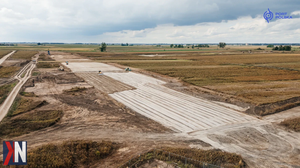 Prace budowlane na terenie przyszłego lotniska Port Polska – roboty związane z odwodnieniem i ochroną przeciwpowodziową, umowa na 71 mln zł z Budimeksem