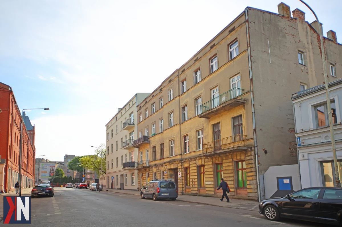 "Remont kamienic w centrum Łodzi - Biuro Rewitalizacji UMŁ ogłasza modernizację 217 mieszkań w dziewięciu historycznych budynkach, które zyskają nowe życie po gruntownych pracach. Zdjęcie przedstawia jedną z kamienic będących w planie rewitalizacji."