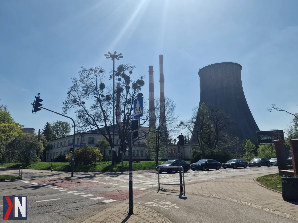 Widok na dwa ogromne kominy elektrociepłowni EC-2 w Łodzi przed wyburzeniem, symbolizujące przemiany miejskiego krajobrazu. Kominy, które przez ponad 50 lat były charakterystycznym elementem zachodniej części miasta, zostaną usunięte w ramach rewitalizacji terenu.
