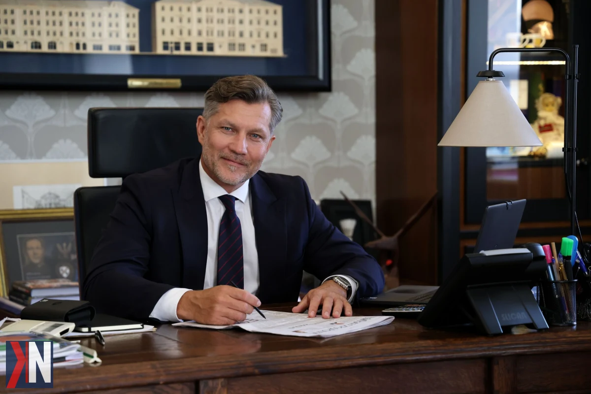 Prezydent Kalisza, Krystian Kinastowski, omawia przyszłość miasta oraz nowe inwestycje, które mają na celu poprawę jakości życia mieszkańców i rozwój gospodarczy, z uwzględnieniem obaw związanych z Koleją dużych prędkości (KDP).