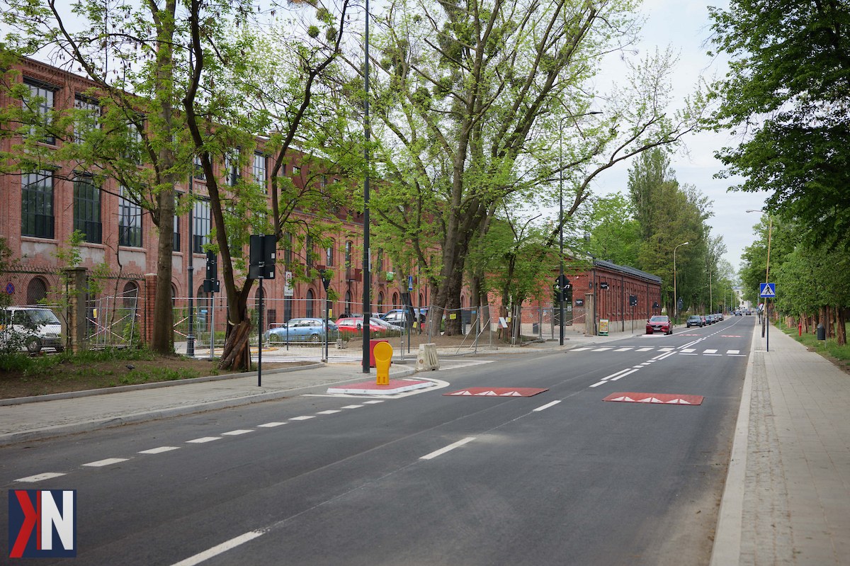 "Remont ul. Tymienieckiego w Łodzi - nowa nawierzchnia, chodniki i przebudowane przystanki autobusowe w kwartale między Piotrkowską a Kilińskiego. Ulica otwarta dla pieszych i pojazdów, z nowoczesną infrastrukturą."