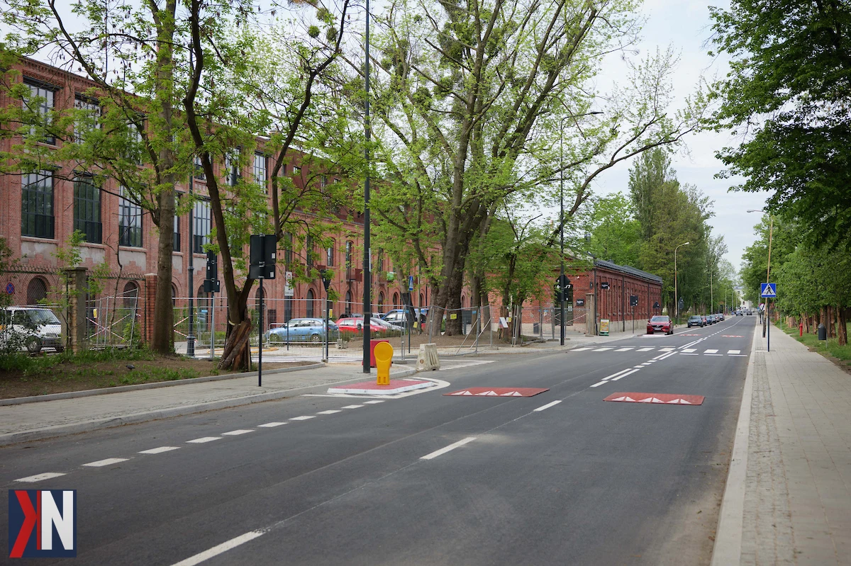 "Remont ul. Tymienieckiego w Łodzi - nowa nawierzchnia, chodniki i przebudowane przystanki autobusowe w kwartale między Piotrkowską a Kilińskiego. Ulica otwarta dla pieszych i pojazdów, z nowoczesną infrastrukturą."