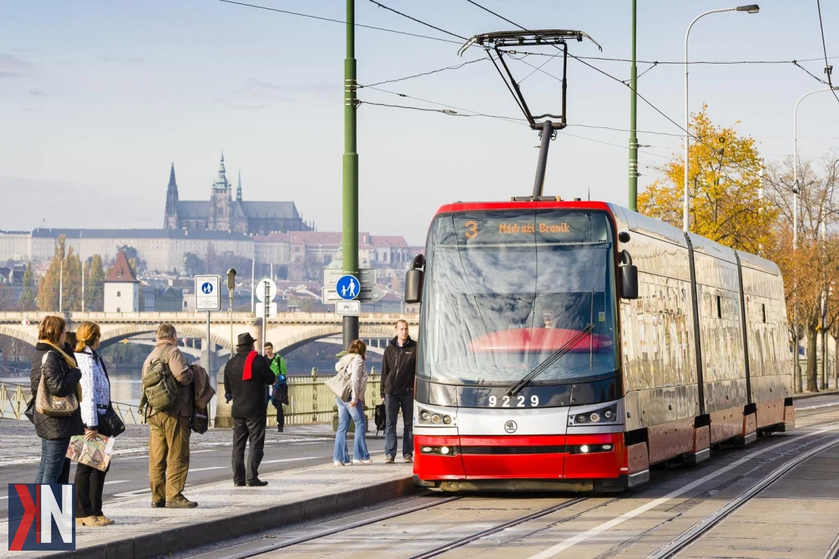 Praski tramwaj Škoda 15T transportowany lawecie do Łodzi na modernizację wartą 70 mln zł. Nietypowy widok, symbol współpracy między Czechami a Polską, świadczy o nowoczesnym podejściu do transportu miejskiego.