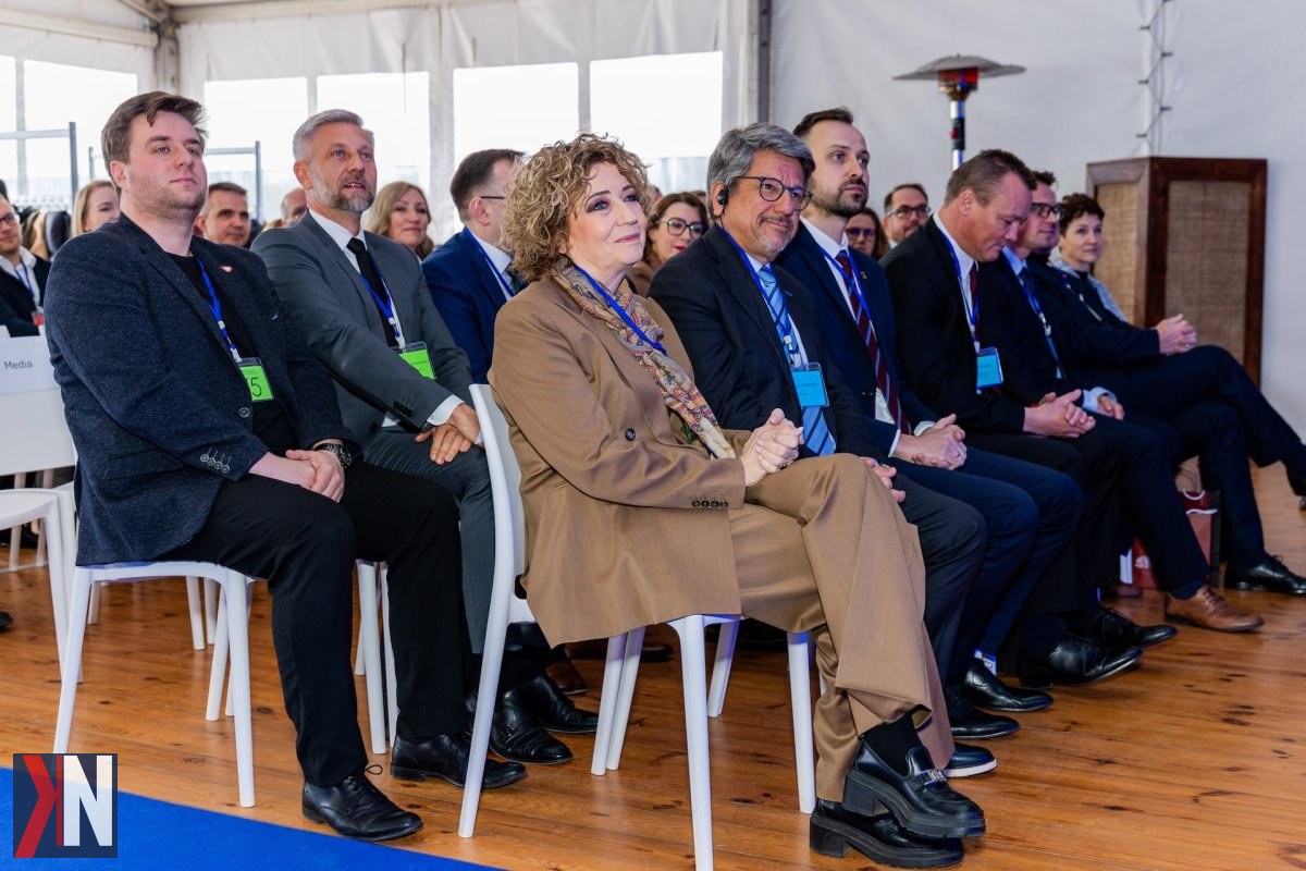 "Olbrzymia inwestycja Corninga w Strykowie - nowy kampus za 300 milionów złotych staje się kluczowym punktem infrastruktury AI w Europie. Widok na rozbudowę nowoczesnych budynków i innowacyjne technologie pod Łodzią."