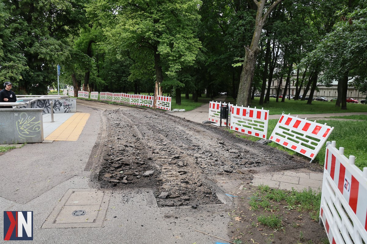 "Nowa droga rowerowa w Łodzi - widok na budowę trasy W-Z, która połączy Park Źródliska z ulicą Sienkiewicza, wzmacniając infrastrukturę rowerową w mieście."