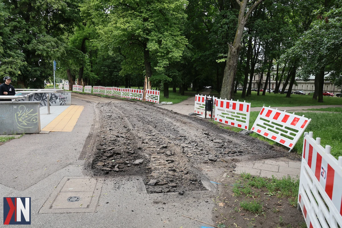 "Nowa droga rowerowa w Łodzi - widok na budowę trasy W-Z, która połączy Park Źródliska z ulicą Sienkiewicza, wzmacniając infrastrukturę rowerową w mieście."