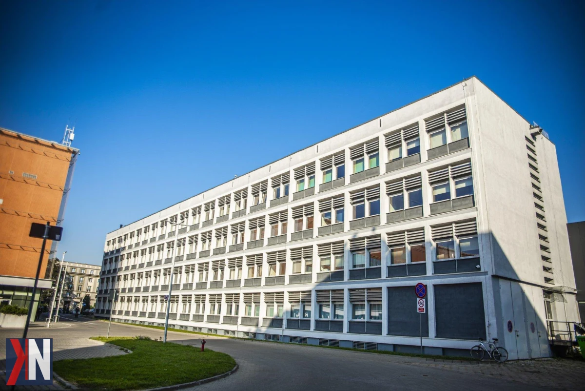 Fotowoltaika na dachu Politechniki Łódzkiej - Instalacja na budynku B7 Wydziału Budownictwa, Architektury i Inżynierii Środowiska, wspierająca zieloną energię i zrównoważony rozwój uczelni.
